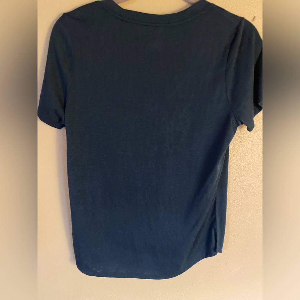 NWT GAP vee neck tee - Picture 4 of 5